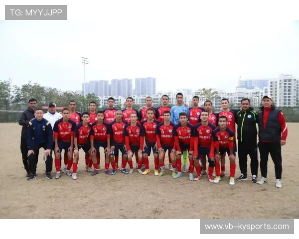 足球俱乐部与学校联合举办校园足球节,学校足球俱乐部的成员 足球俱乐部与学校联合举办校园足球节,学校足球俱乐部的成员